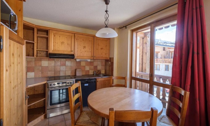Lanslevillard Apartment | 200m from resort center, swimming pool, sauna, hammam, balcony, parking, tv, ski locker, 35m²