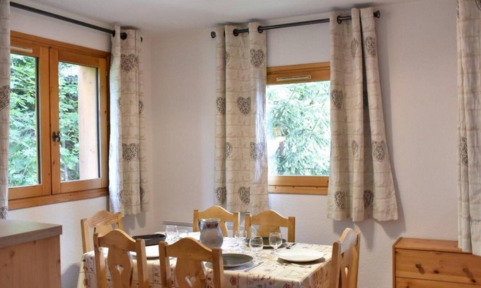 Meribel Centre Apartment | 200m from ski slopes, 6th floor, tv, ski locker, 50m², Méribel