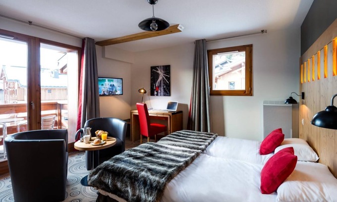 Les Saisies Apartment | 200m from ski slopes, swimming pool, sauna, hammam, terrace, balcony, tv, ski locker, 50m²