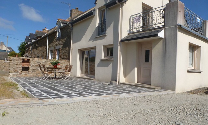Cancale Apartment | 200m from the beach : Cancale - apartment 2/3 pers - terrace and sea view