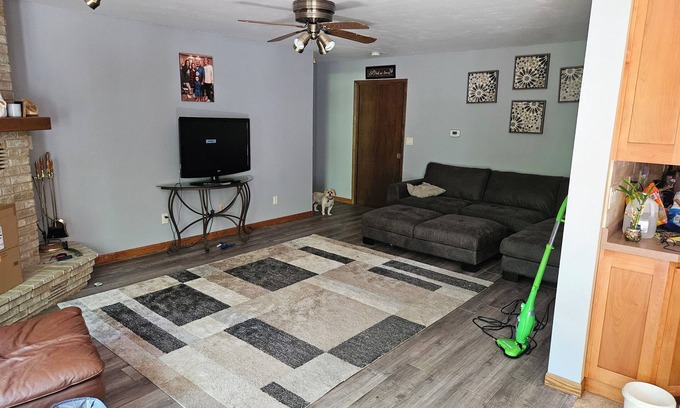 Ashwaubenon House | 2025 NFL Draft home only 3.2 miles from the legendery Lambeau Field.