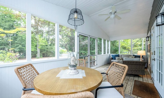 Union Pier Cottage | (2026 OPEN!) Union Pier Cottage Close To Beach & Downtown.