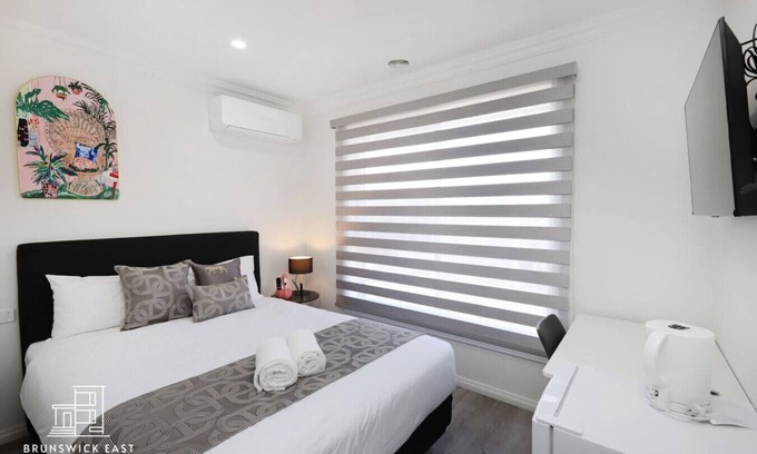 Brunswick East Hotel | 207 Chic Queen BR w/Fast WiFi and Hotel-Grade Linens 24/7 Security 18 mins tram to CBD