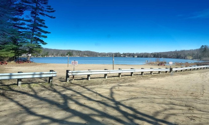 Harrison Cottage | 20Lakes Cozy cottage Lake community with Private Beaches State land & Orv