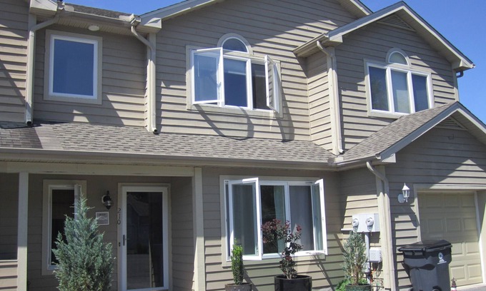 Lewes House | 210 Lakeside - Lovely townhome in The Plantations East community!
