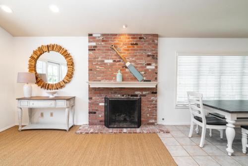 Balboa Island House | 210 Opal Ave Front House