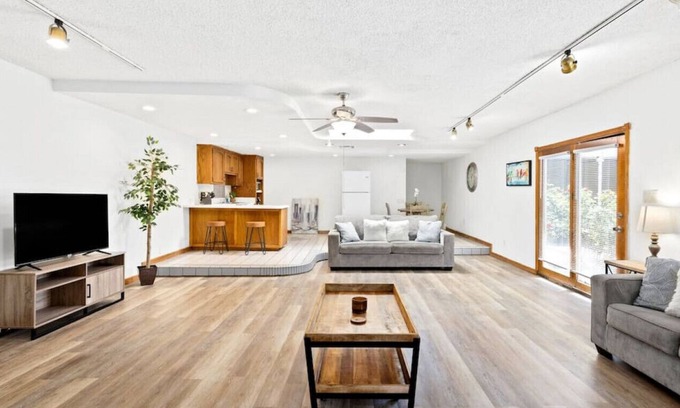 Bakersfield House | 2134 Sacramento, Unit B (Back House) · Spacious 1BR House in Bakersfield