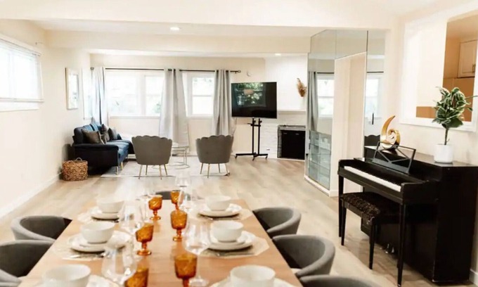 Reseda House | 21st Century Luxe-Style Home In Tarzana w/ Jacuzzi
