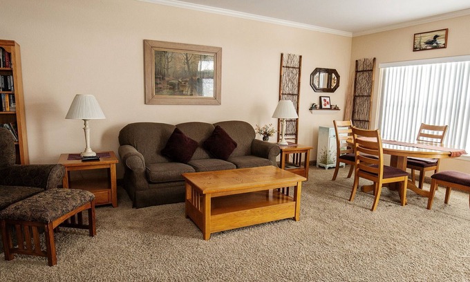 Delavan Lake Condo | 223 - Premium Lakefront Two Bedroom Condo Suite