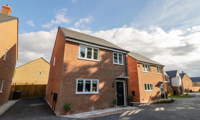 Exhall House | 23 Moat House Close