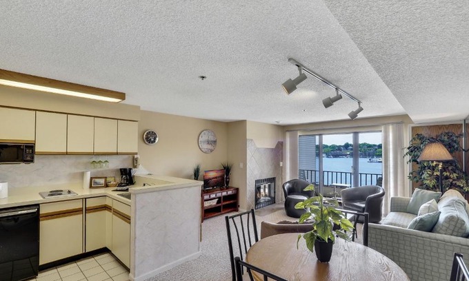 Charlevoix House | 236 Edgewater Inn