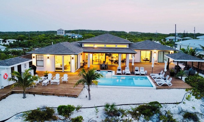 William's Town Villa | 23Exuma * LUXURY, TOP BEACH* Calm Waters* 5 Bedrooms, Each w/Private Bath* Pool