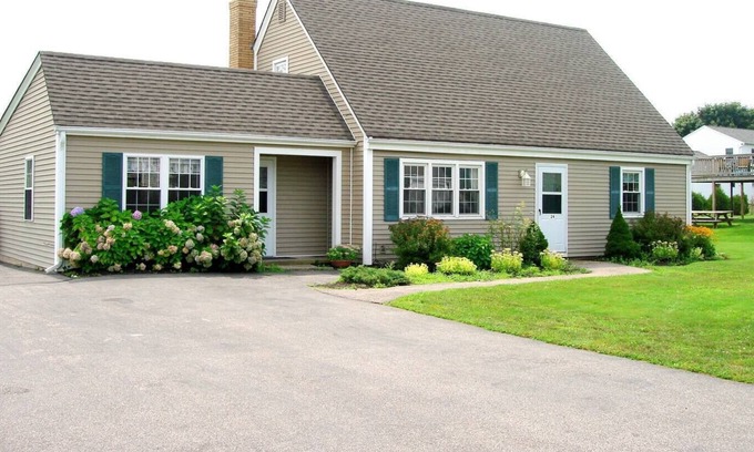 Eastward Look House | 24 Davisville Lane - Eastward Look - Narragansett