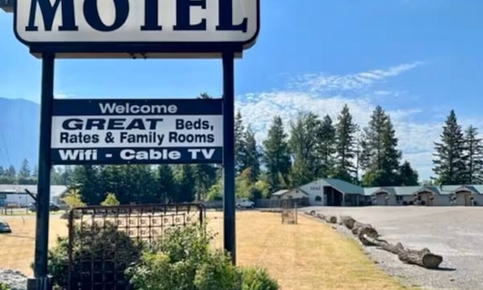 Columbia Falls Hotel | #24- ONE KING BED in Cozy hotel in lovely C.Falls with WiFi, AC 20 mi to GNP