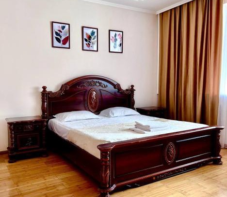 Nur-Sultan Apartment | 241 уютная 3-комнатная квартира возле Байтерека 130 кв м с 3 кроватями и 2 диванами и 2 санузлами