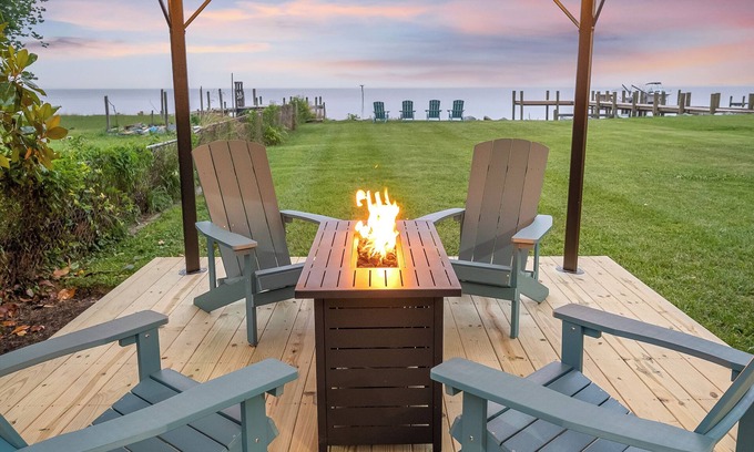 Stevensville House | 25-50% Off~Private Beach~Hot Tub~Fire Table~