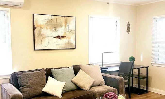 Pasadena Apartment | 25,Detached charming house Close to old town Pasadena King-bed! 625
