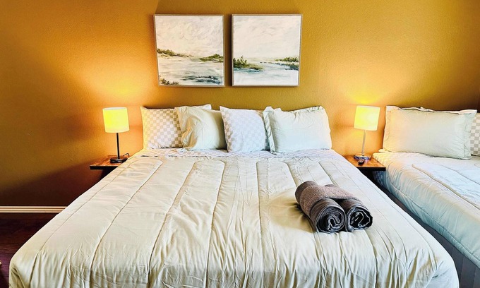 Sparks House | 25 minutes to Tesla/Sleeps 9