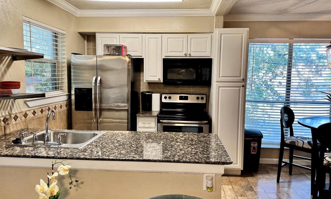 Irving Apartment | 25% Off I02 - DFW Modern Condo 2BD1BA near Airport & Medical