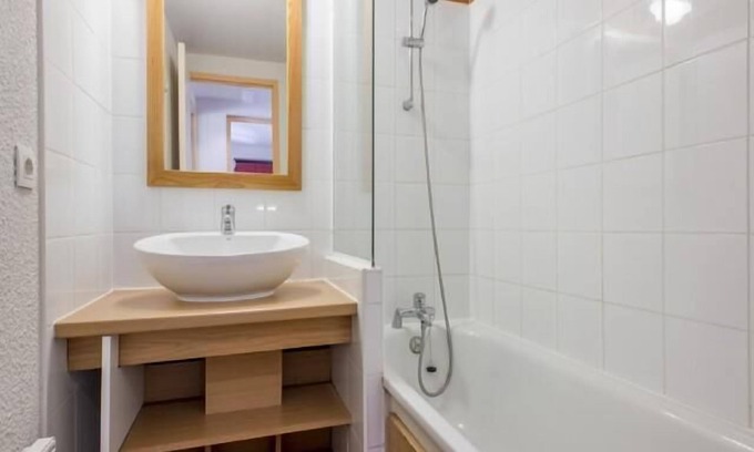 Plagne 1800 Apartment | 250m from ski slopes, floor -2, view ski slopes, swimming pool, balcony, tv, ski locker, 40m²