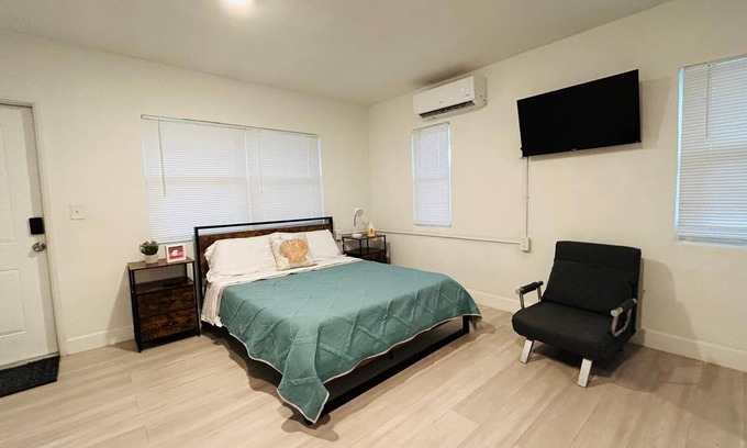 Tropic Apartment | 2536 Modern Studio in Historic Area