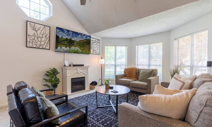 Broken Arrow Apartment | 2600ft–7 Beds~Games~Toys~Desks