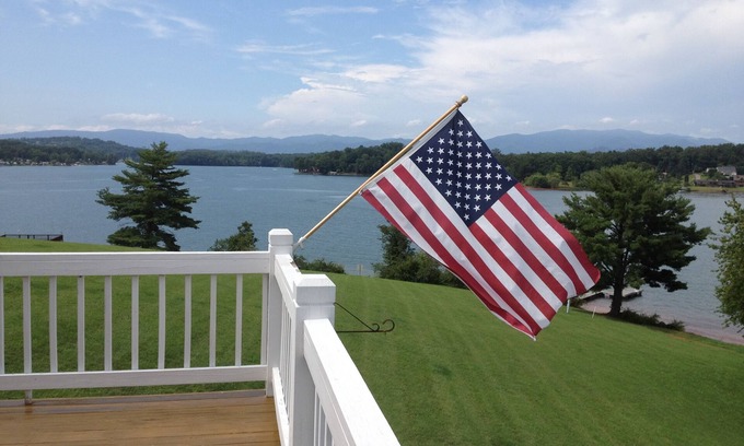 Hiawassee House | 270 Degree Lakefront View In The Blue Ridge Mountains