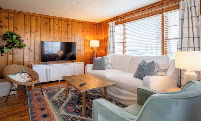 Holland Cottage | 28-Days Stays Available near Holland State Park
