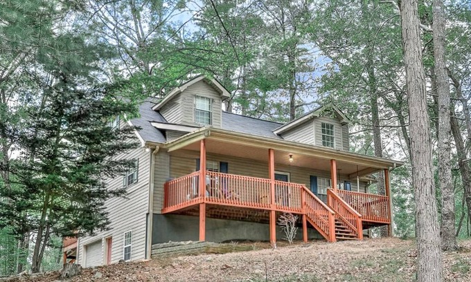 Ellijay Cabin | 2800 sqft Forest Retreat!4 min to Pool- Hot Tub~Firepit~Dogs! 8 min to Town!