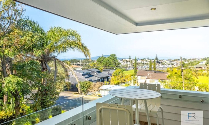 Castor Bay Apartment | 29 Commodore Parry, Castor Bay