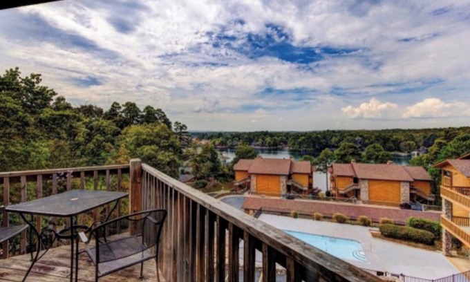 Mid America Condo | 2B/2B Lake View Condo