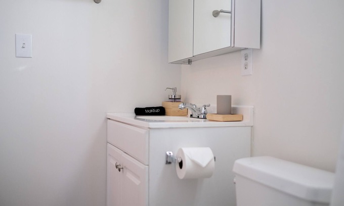 East Los Angeles House | 2B1B/CityCentral/Downtown/Parks/Play/Security gate