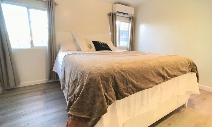 Arcadia House | 2b2ba Cottage with courtyard in Arcadia, 30mins to DTLA(AC,laundry and parking)