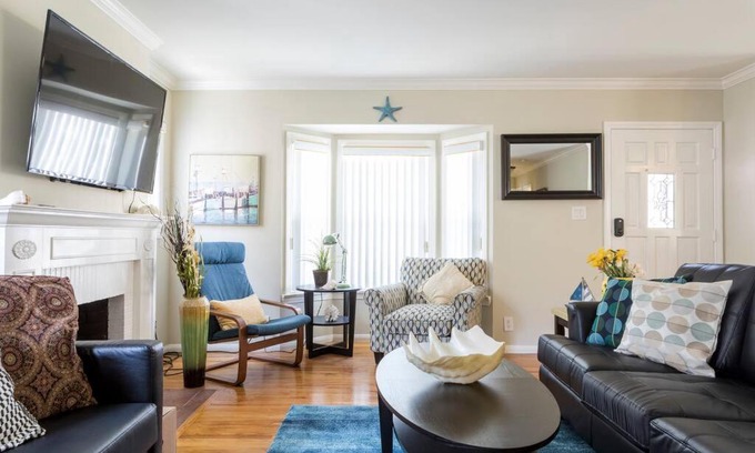Belmont Shore Apartment | 2bd/2ba in Belmont Shores! Close to EVERYTHING!