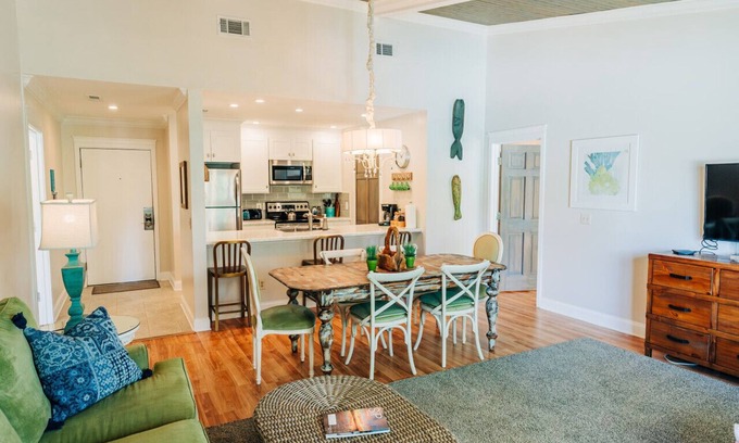 Isle of Palms Condo | 2bd/2bath villa with pool and walkable to the beach