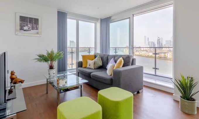 Evelyn Apartment | 2BD Flat Overlooking the River Thames! - Greenwich