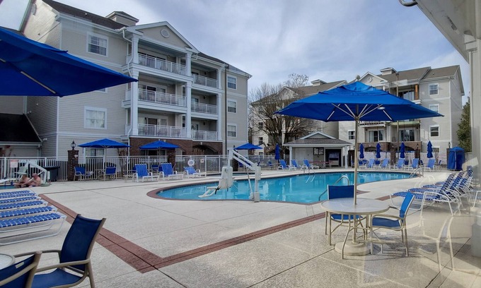 Pennington Bend Condo | 2BD Lock-Off/Nashville - Kitchen, Pool, Hot tub!