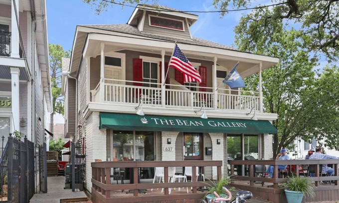 New Orleans Apartment | 2BD On Streetcar | Balcony+Parking | Cafe