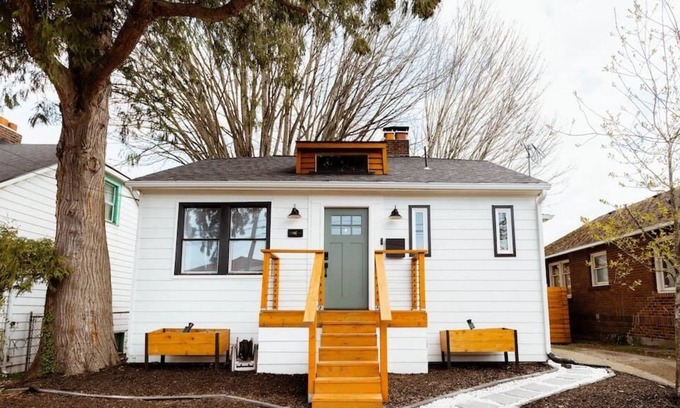 North Beacon Hill House | 2BD Orcas Lodge · 2BD Modern Getaway | Peloton | Dual Monitors