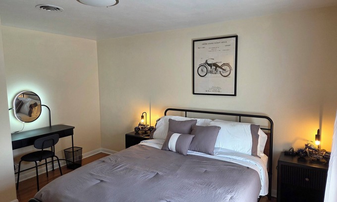 Gurnee House | 2bed/1bath TH - 7min Six Flags, 14min Navy Base