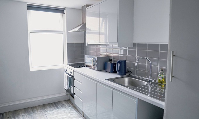 Coventry House | 2Bed Apartment Near City Centre (Sleeps 4, with free parking)