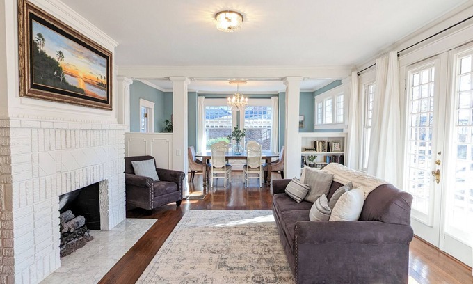 Greenville Downtown Apartment | 2bed Apt - 5 min walk to Swamp Rabbit - 15min walk to downtown - 3min walk BSWA