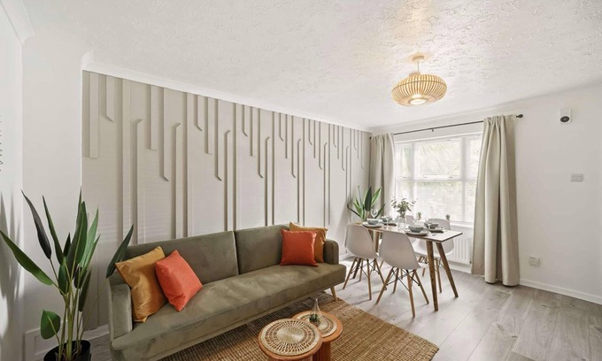 Canning Town North House | 2Bed House in London Near Excel, The O2, Canary Wharf|FREE Parking|Patio Garden
