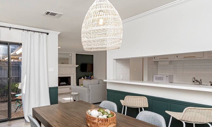 South Baton Rouge Condo | 2Bed Modern Getaway! Central Location in BR!