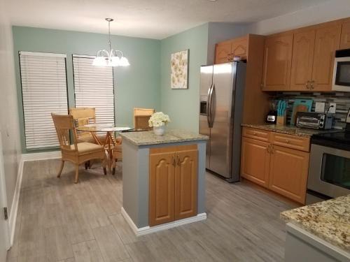 Gulf Gate Estates Apartment | 2BR/1BA Vacation Rental - Sienna Park