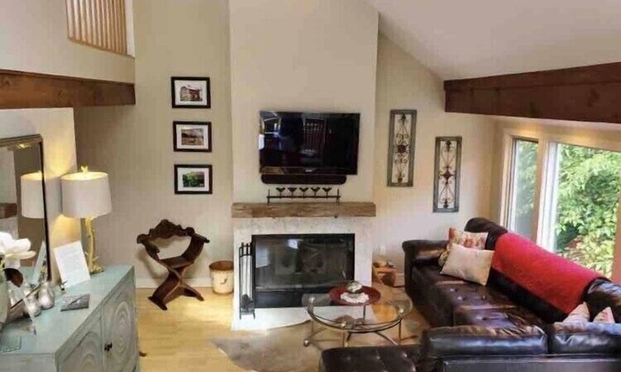 The Galena Territory House | 2BR 2BA + 3rd BR loft cozy end unit lakefront townhome comfortably sleeps 6!