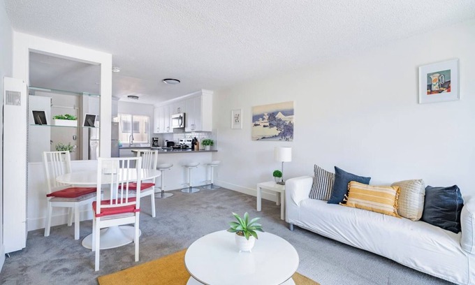 Central Berkeley Apartment | 2BR/2BA Apt Nr UC Berkeley | 4 Beds & Free Parking