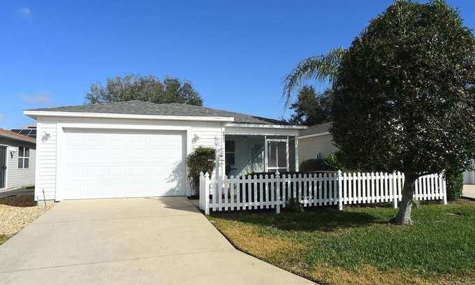 Bonnybrook House | 2BR/2BA with electric golf cart, 5 minutes to Lake Sumter and 466 shopping.