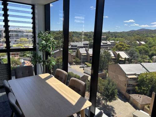 Reid Apartment | 2BR-2BR-2Cars -CBD-Pool-sleeps 6