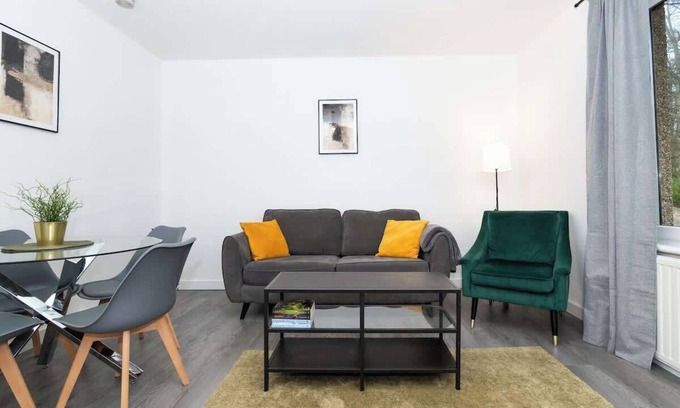 Dunfermline Apartment | 2BR Apartment-Free Parking